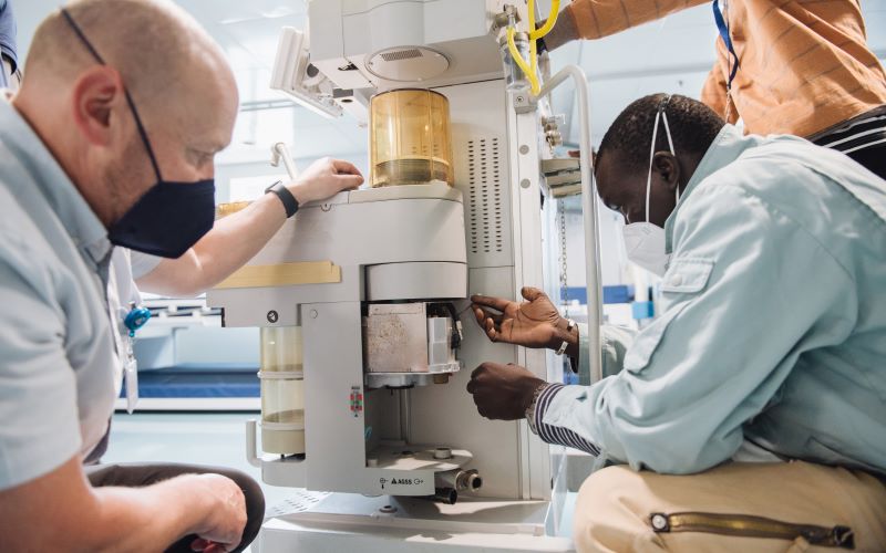 Medizinisches Personal trainiert die Gabe von Narkosemitteln