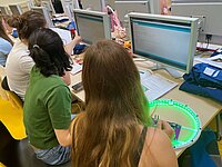 Mädchen programmieren am Computer bei Girls4MINT bei Bender