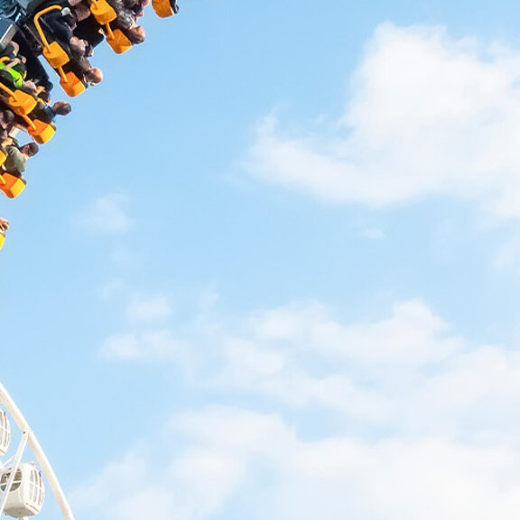 Achterbahn in Vergnügungspark