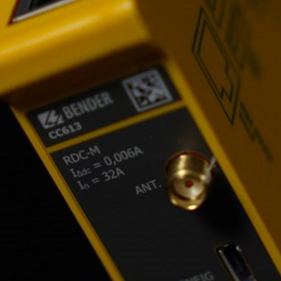 EEBUS-Logo neben einem gelben elektronischen Messgerät mit technischen Details