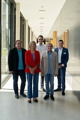 Stefan Franke (Landkreis Marburg-Biedenkopf), Landrätin Anita Schneider (Gießen), Oliver Eich (Landesenergieagentur Hessen), Dr. Ing. Manfred Felske-Zech (Landkreis Gießen), Roman Schmattloch (Bender GmbH & Co. KG) (from left)