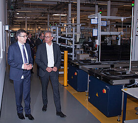 Hoher Besuch in Grünberg: Wirtschaftsminister Tarek Al-Wazir von Bender GmbH & Co. KG beeindruckt