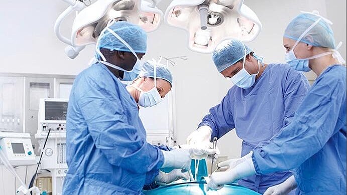Chirurgen in einem Operationssaal