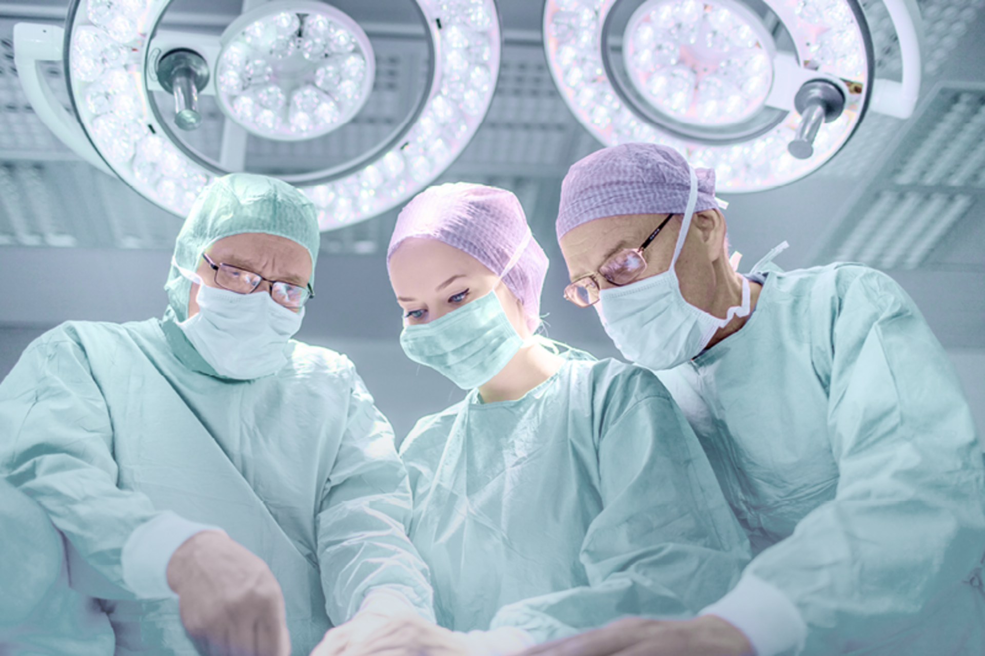 Chirurgen im Operationssaal mit Merivaara OP-Leuchte Q-Flow