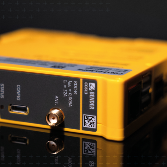 Gelbes Laderegler-Modul auf schwarzem Hintergrund, mit USB-Anschluss und Statusanzeige, speziell für Ladeinfrastruktur.