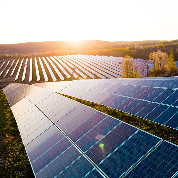 Ansicht einer großflächigen Photovoltaik-Anlage