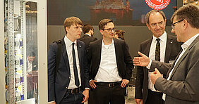 Regierungspräsident Ullrich besucht Bender auf der Hannover Messe