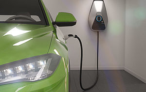 E-Auto lädt seinen Akku an einer Ladestation in der Garage auf