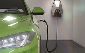 E-Auto lädt seinen Akku an einer Ladestation in der Garage auf