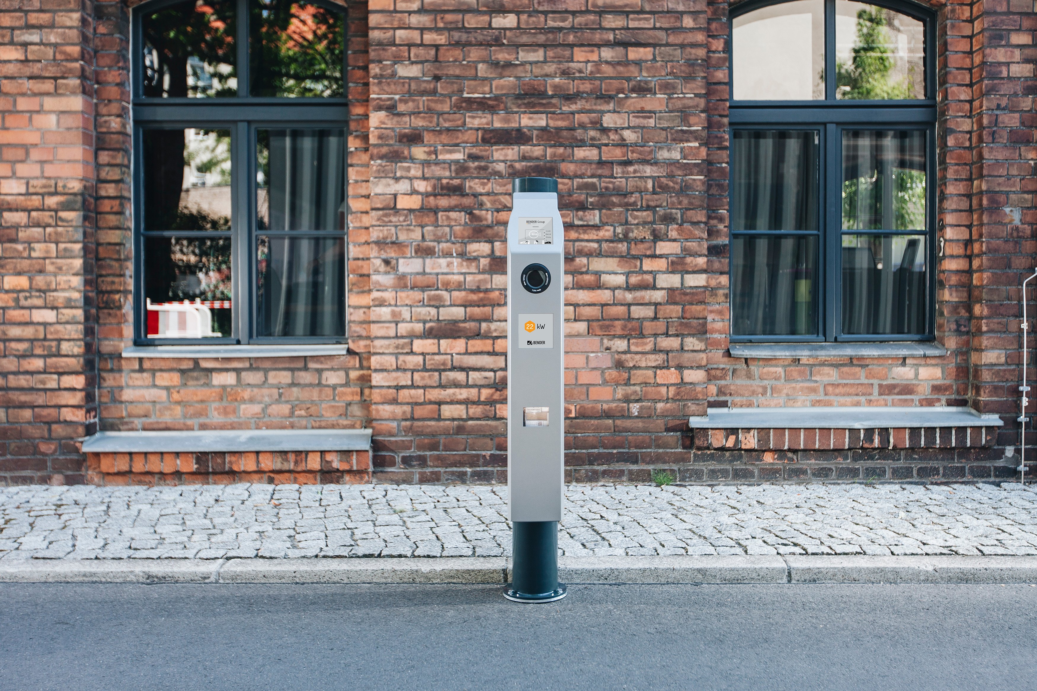 Bild einer ebee Ladestation am Straßenrand