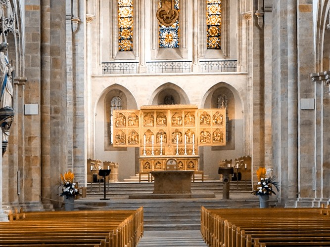 Innenraum Dom Osnabrück mit Blick auf den Altar