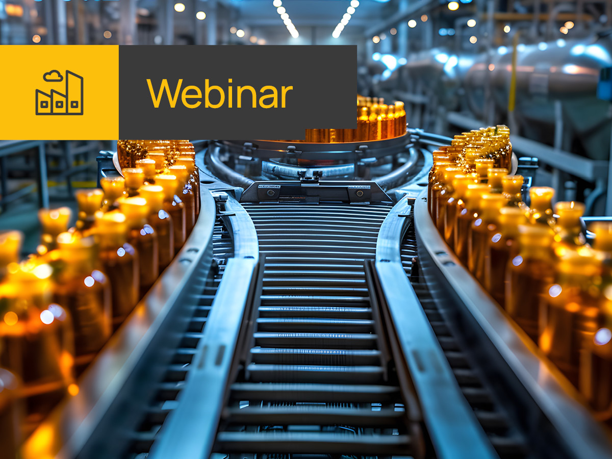 Produktionsanlage mit Glasflaschen auf einem Band 