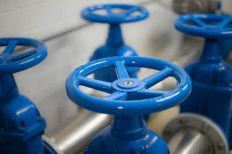 Blaue Handräder von Ventilen