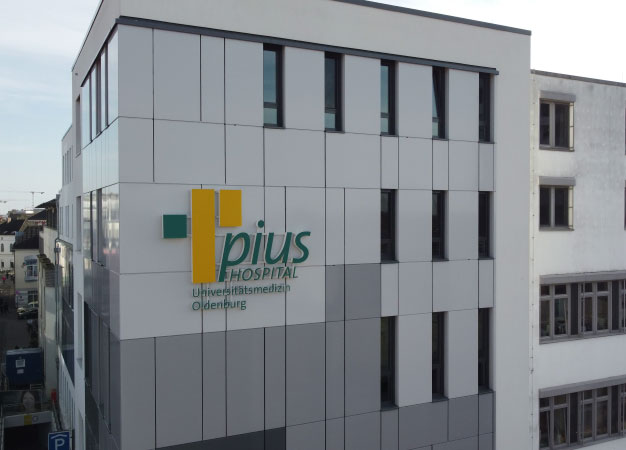 Pius Hospital Oldenburg Außenansicht F-Flügel mit Logo