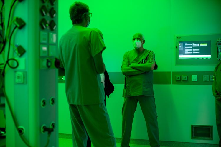 Zentral-OP Pius-Hospital Oldenburg im grünen Umgebungslicht mit Bender Control Panel CP9xx
