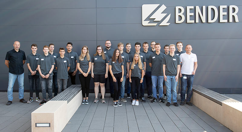 Am ersten August begannen fünf technische Auszubildende in den Berufen Elektroniker für Geräte und Systeme (m/w/d) und Elektroniker für Betriebstechnik (m/w/d), drei Fachinformatiker, drei Industriekaufleute, sieben duale Studenten und ein Jahresprakt Am ersten August begannen fünf technische Auszubildende in den Berufen Elektroniker für Geräte und Systeme (m/w/d) und Elektroniker für Betriebstechnik (m/w/d), drei Fachinformatiker, drei Industriekaufleute, sieben duale Studenten und ein Jahrespraktikant ihren beruflichen Weg bei Bender in Grünberg. In Siersleben starteten drei technische Auszubildende in den Beruf des Elektronikers für Geräte und Systeme (m/w/d). In Grünberg wurden die neuen Mitarbeiter zuerst von der Geschäftsleitung und den Ausbildungsleitern begrüßt. Chief Operating Officer Winfried Möll stellte Bender in einer kurzen Unternehmenspräsentation vor. Unsere Fachkraft für Arbeitssicherheit wies in die wichtigsten Sicherheitsvorschriften ein. Daraufhin folgte ein Rundgang über das Firmengelände. Nachdem weitere wichtige Informationen zum Berufsalltag bei Bender an die neuen Auszubildenden, Studenten und Studentinnen und an unseren Jahrespraktikanten weitergegeben wurden, folgte zum Abschluss des ersten Arbeitstages noch ein Austausch mit den anderen Lehrjahren. Nach einem ersten Tag bei Bender mit vielen neuen Eindrücken und Informationen wurden die neuen Mitarbeiterinnen und Mitarbeiter in den Feierabend entlassen.