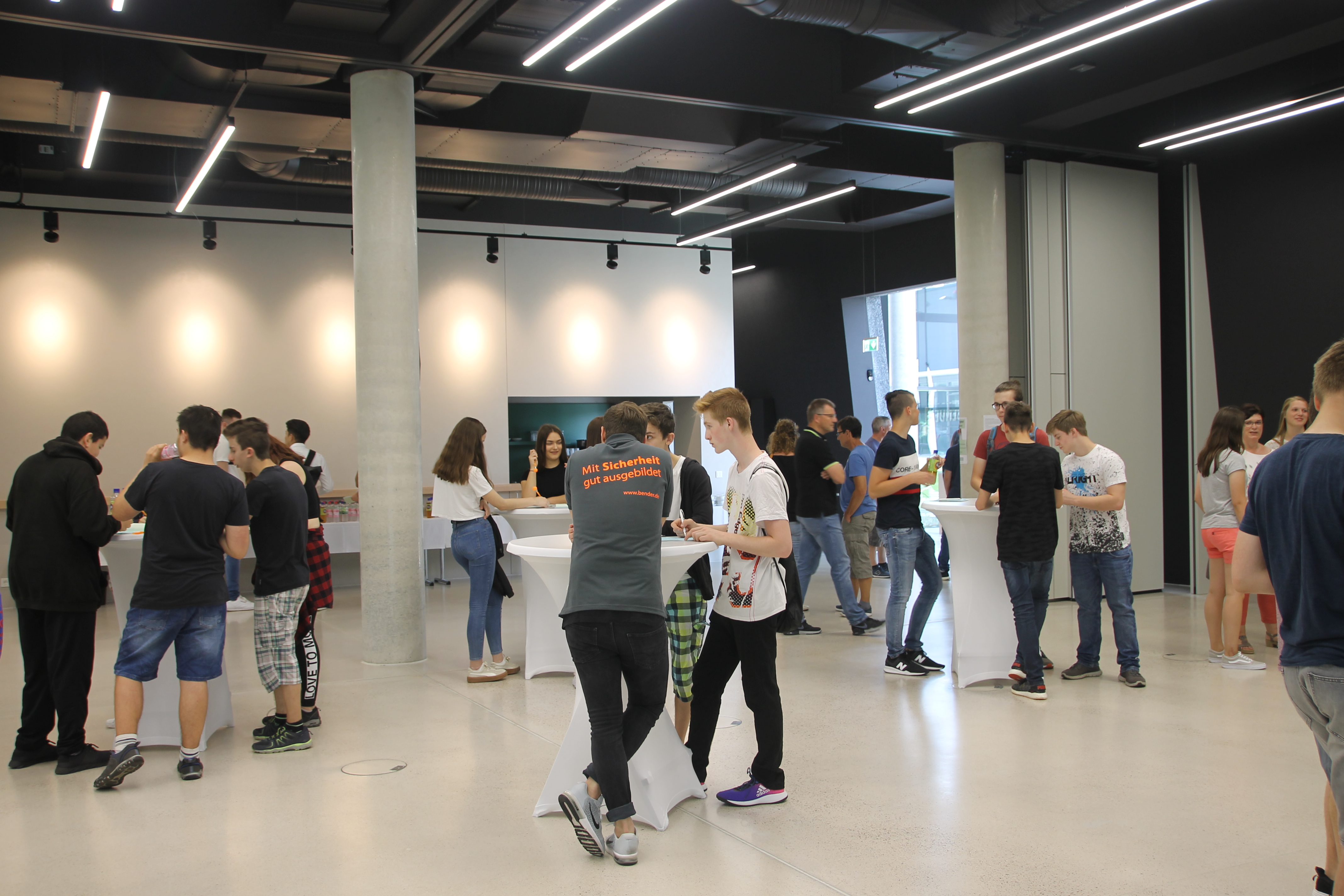 Spannende Berufe zum Anfassen – „Tag der Ausbildung“ bei Bender Spannende Berufe zum Anfassen – „Tag der Ausbildung“ bei Bender