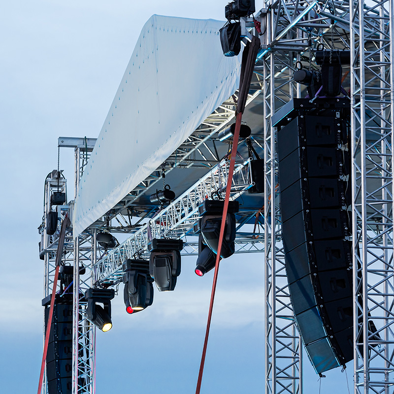 Teil einer Open-Air-Bühne mit Beleuchtungstechnik