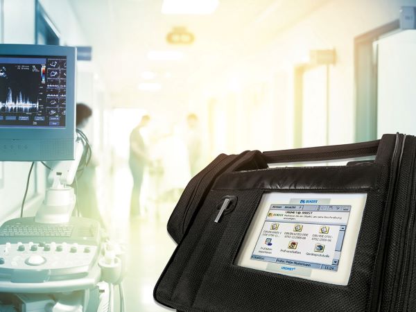 Ein UNIMET-Sicherheitstester von Bender vor unscharfem Hintergrund