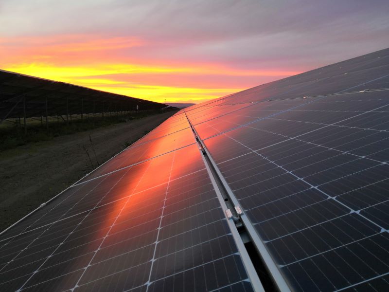 Solarkraftwerk bei Sonnenuntergang