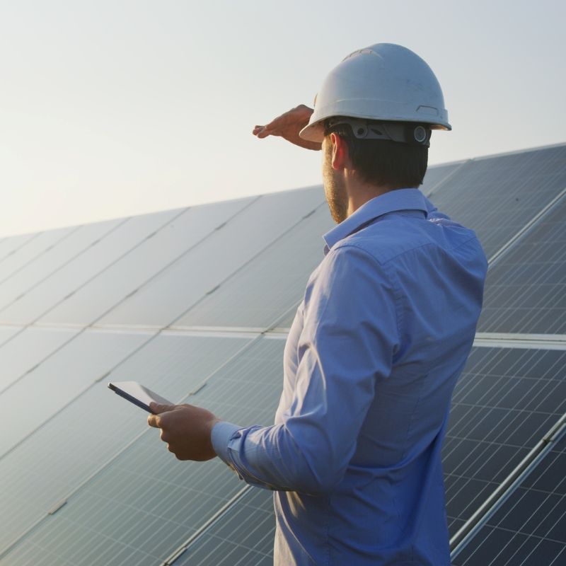 Bild eines Technikers vor Solarpanels