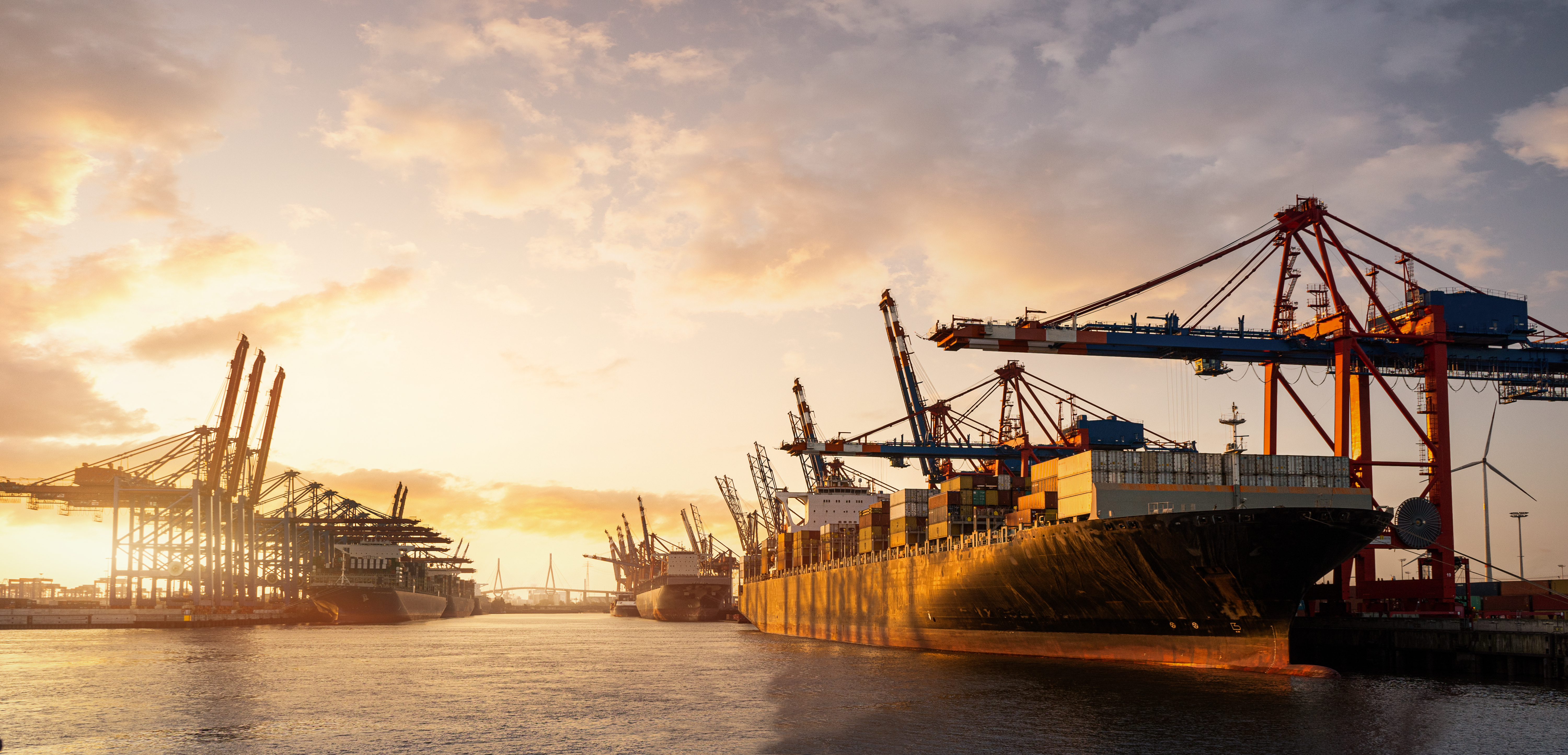 Grand port baigné d'une lumière chaude