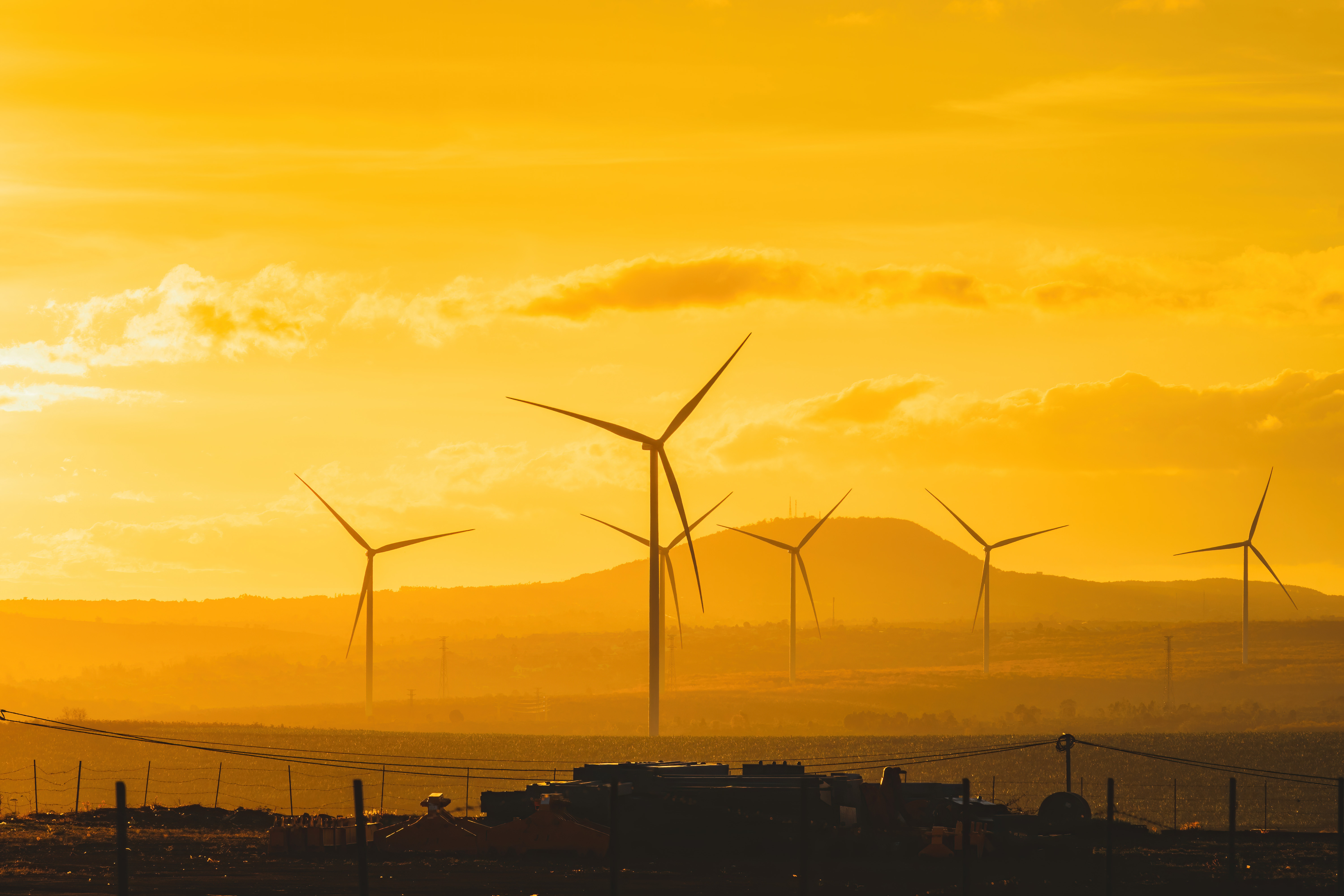 Windräder im warmen Sonnenuntergang
