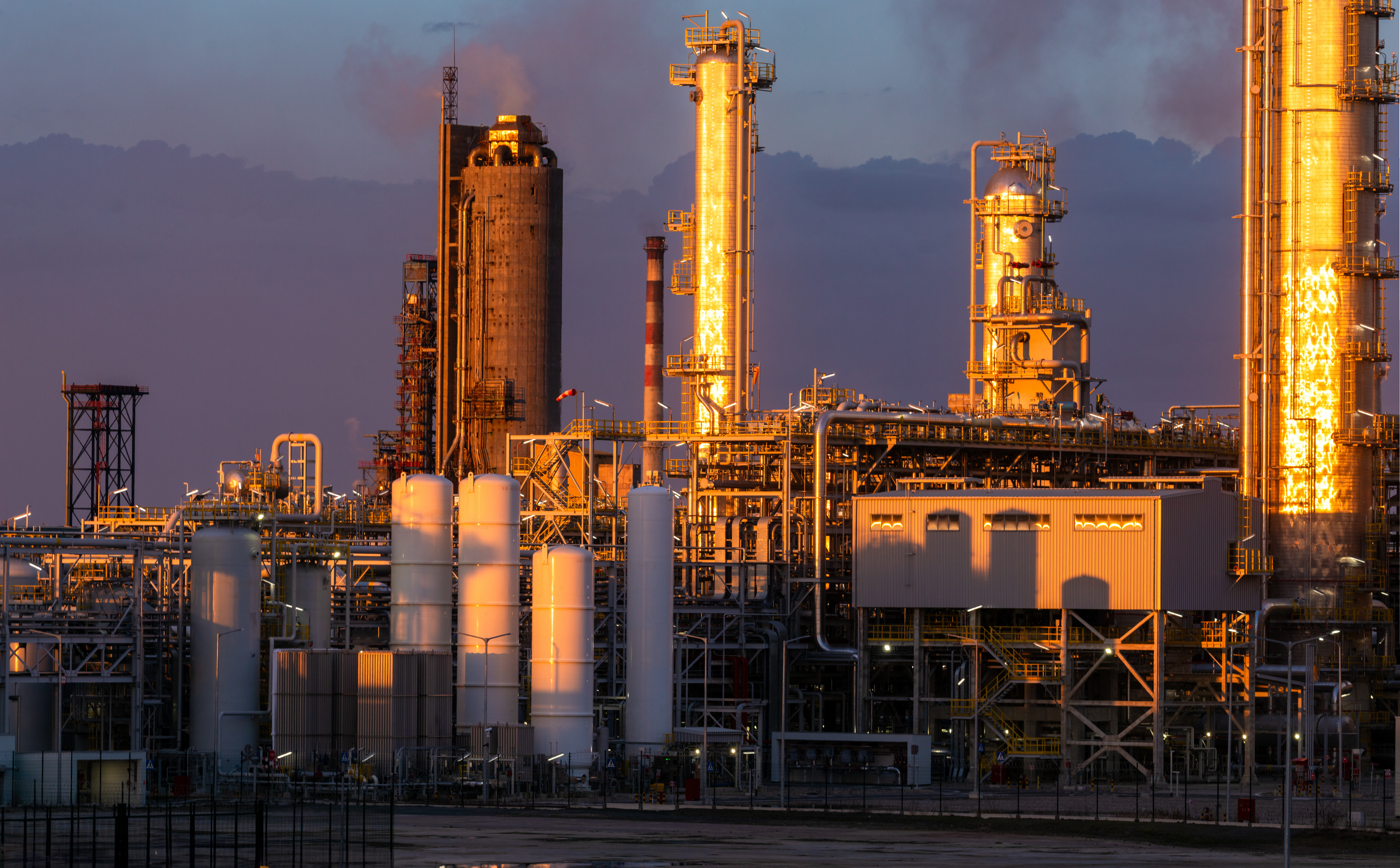 Usine moderne de traitement du pétrole et du gaz à terre