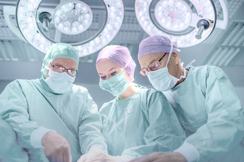 Chirurgen im Operationssaal mit Merivaara OP-Leuchte Q-Flow
