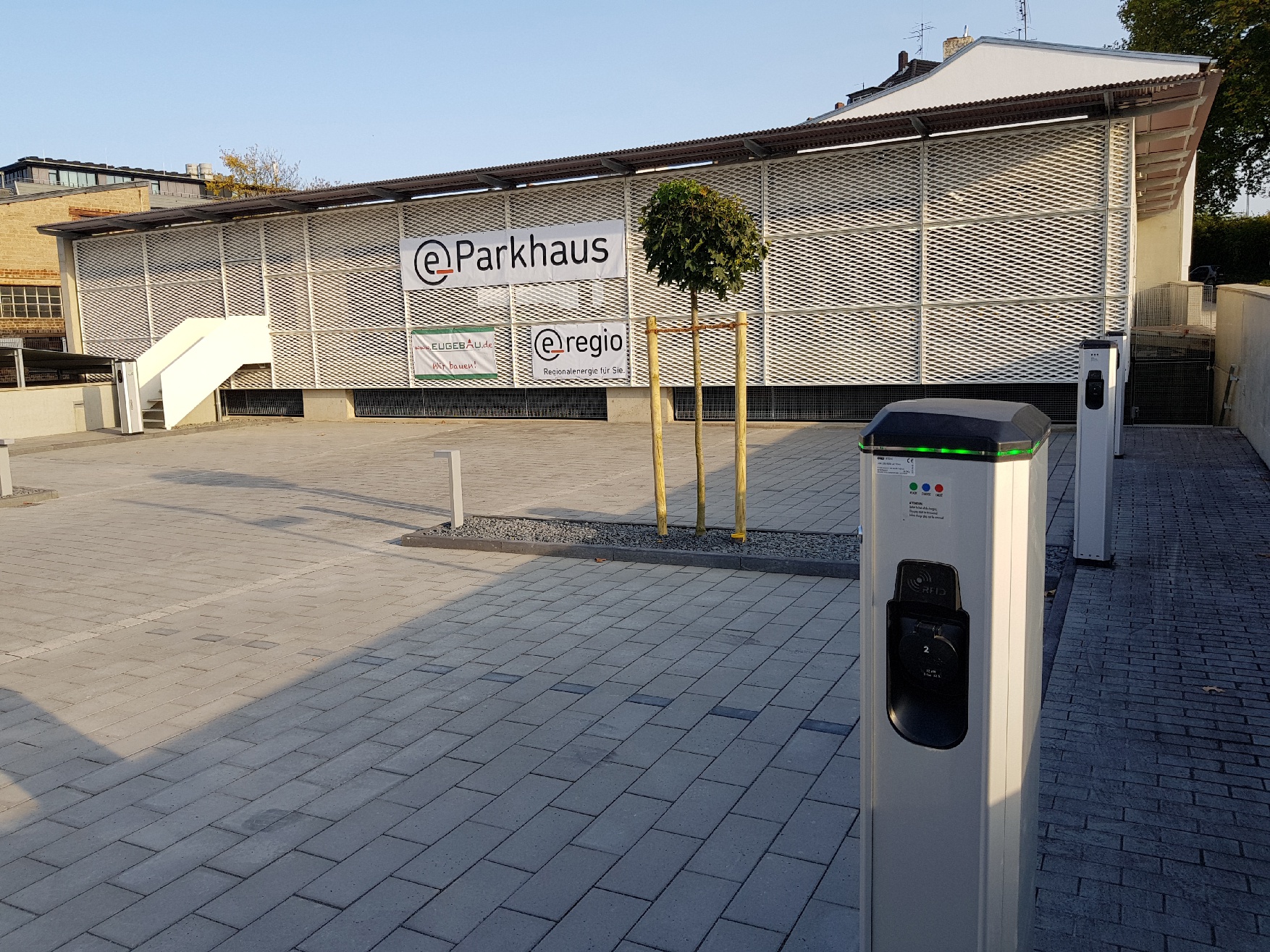 Ein Parkplatz mit Elektro-Ladestationen für Fahrzeuge.