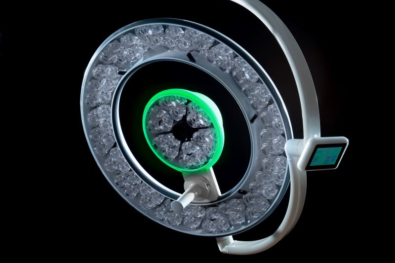 OP-Leuchte Q-Flow von Merivaara mit grünem Hintergrundlicht